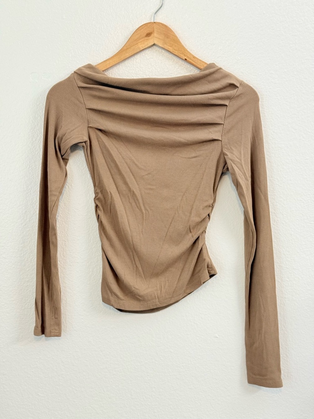 Cider Long-Sleeve Ruched Boatneck Top With Thumbholes Brown Size S Feminine Chic